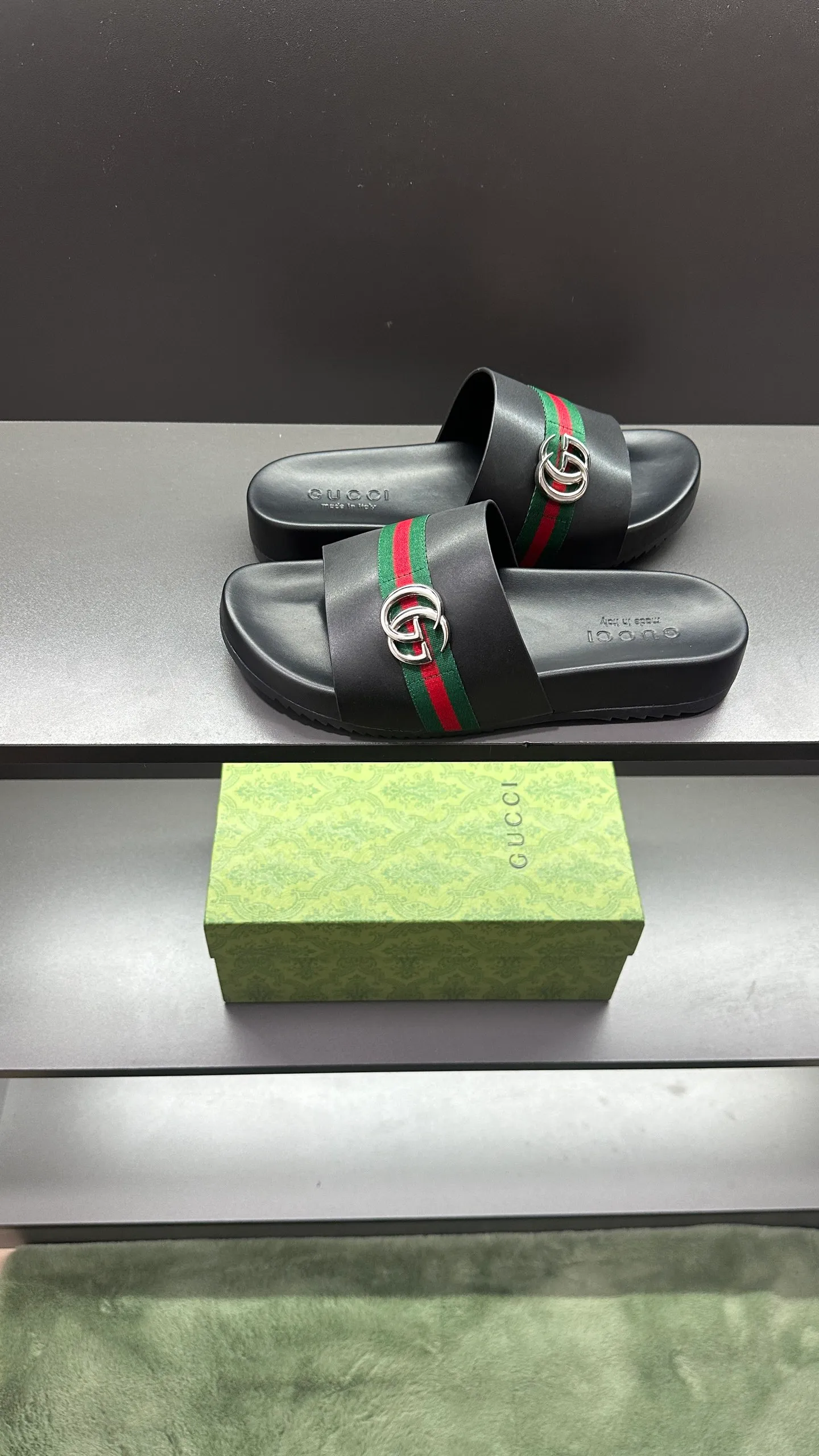 P320 [G Home New Style] Men's sizes 39 to 45, (46. Customized) This slipper is made of GG polyester fiber and is decorated with a Gucci label on the front, adding a striking logo feel to the style. "Gucci Made in Italy" stamped label Rubber sole Flat Made in Italy No. 058